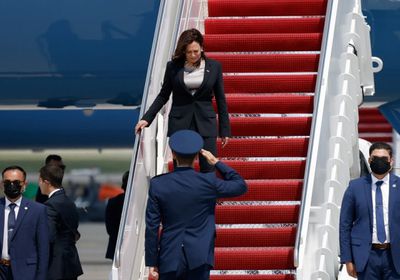  في أول رحلة خارجية.. طائرة هاريس تتعطل وتجبرها على العودة