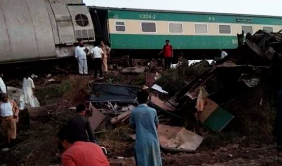 مصرع وإصابة 80 شخصًا في تصادم قطارين بباكستان