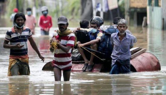 مقتل 17 وتشريد عشرات الآلاف بسبب الفيضانات في سريلانكا