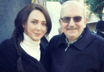 بصورة تجمعهما.. سلاف فواخرجي تنعي المخرج السوري محمد فردوس أتاسي