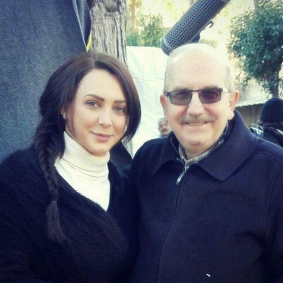 بصورة تجمعهما.. سلاف فواخرجي تنعي المخرج السوري محمد فردوس أتاسي