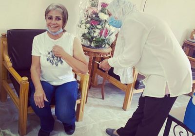 سوسن بدر تتلقى الجرعة الأولى من لقاح فيروس كورونا