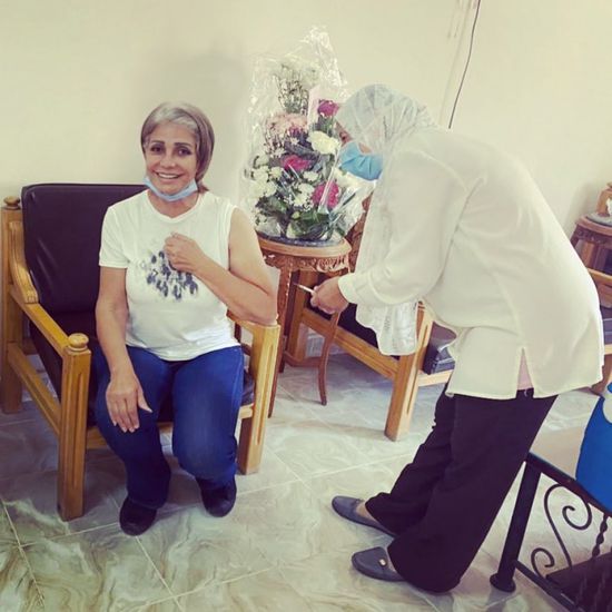 سوسن بدر تتلقى الجرعة الأولى من لقاح فيروس كورونا