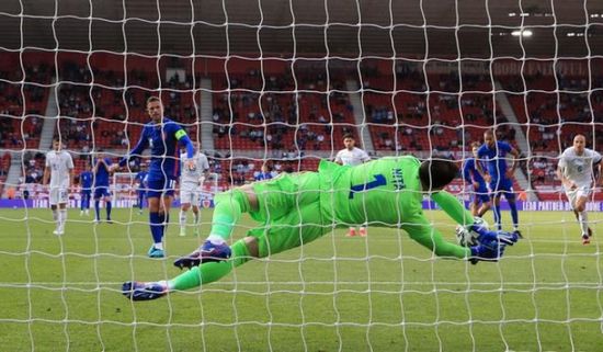 ساوثجيت: مستاء من تصرف هندرسون مع لوين