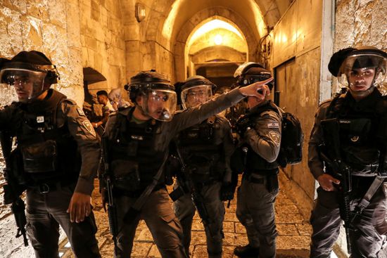 "عصير كوكتيل" يدفع الشرطة الإسرائيلية للقبض على فلسطيني