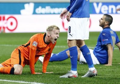 رسميا.. استبعاد فان دي بيك من قائمة هولندا لليورو بسبب الإصابة
