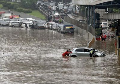 فيضانات تجتاح روما وتغرق شوارعها