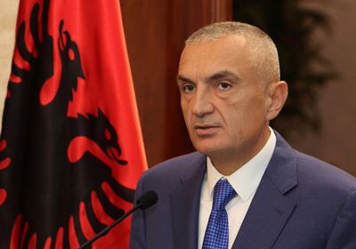 برلمان ألبانيا يصادق على عزل رئيس الدولة
