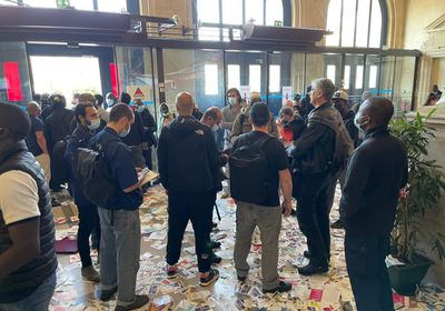 عمال نظافة محتجون يقتحمون مبنى إداري في باريس