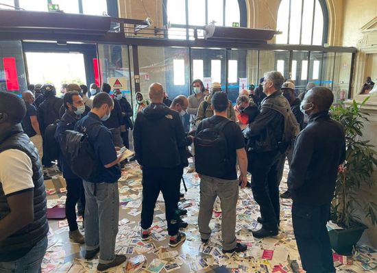 عمال نظافة محتجون يقتحمون مبنى إداري في باريس