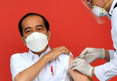 إندونيسيا تعلن بدء تطعيم مليون شخص بلقاح كورونا يوميًا