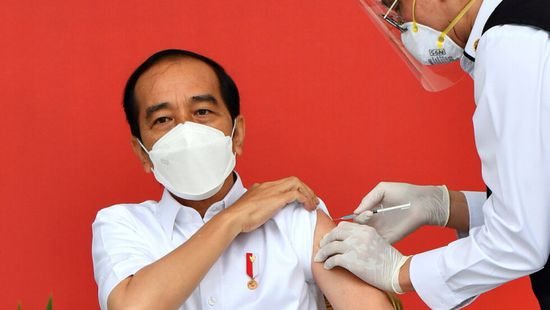 إندونيسيا تعلن بدء تطعيم مليون شخص بلقاح كورونا يوميًا