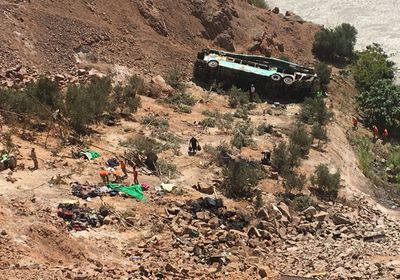 بيرو.. مصرع 17شخصًا في سقوط حافلة بوادٍ جبلي