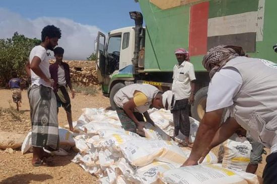 توزيع مساعدات غذائية إماراتية على سكان قبهاتن في سقطرى