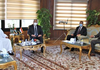 الإمارات ومصر تبحثان تعزيز العلاقات في مجال النقل الجوي