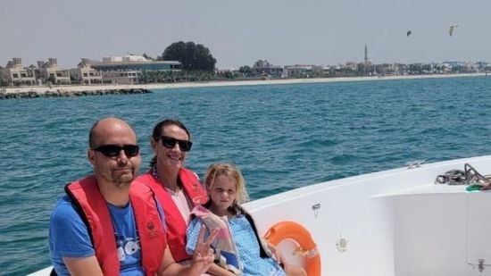 شرطة الموانئ في دبي تتمكن من إنقاذ عائلة إسبانية بعد تعطل مركبها