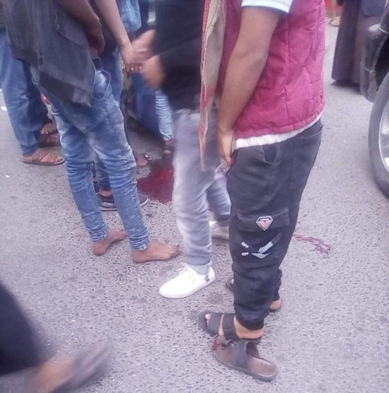 تحت رقابة المارة.. ضحية إطلاق نار ينزف للموت بإب