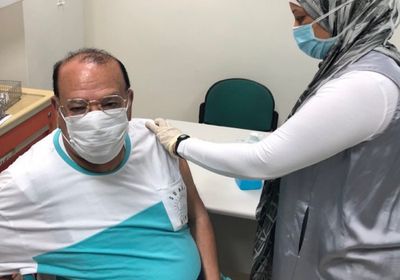 صلاح عبد الله يتلقى الجرعة الثانية من لقاح فيروس كورونا