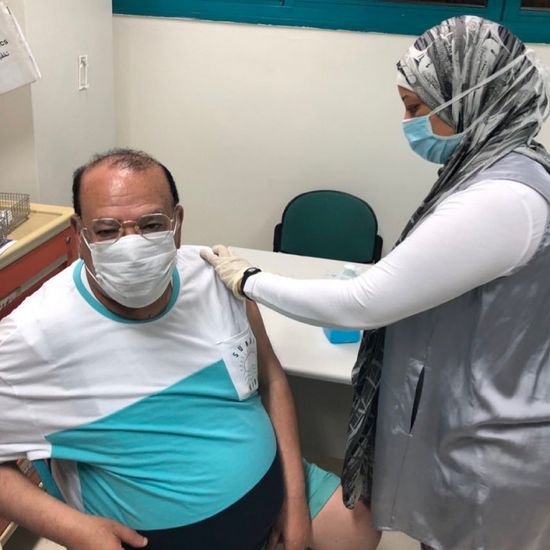 صلاح عبد الله يتلقى الجرعة الثانية من لقاح فيروس كورونا