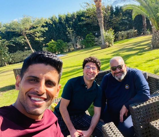 حمدي الميرغني مع بيومي فؤاد ومحمد سلام في كواليس "ماما حامل"