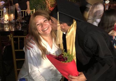 انتصار تحتفل بتخرج نجلها