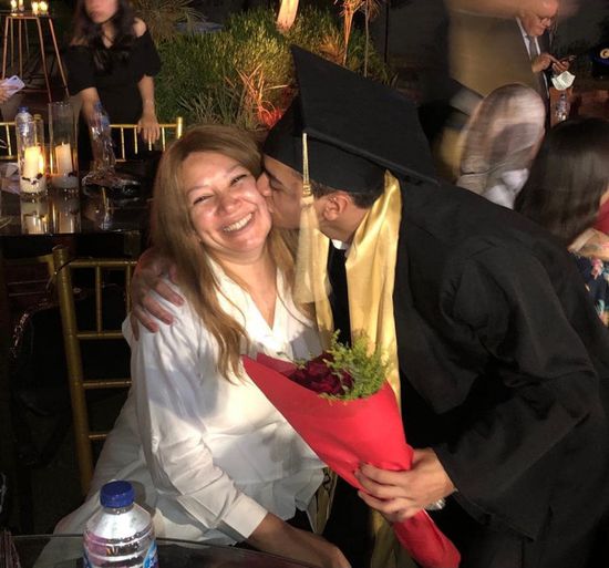 انتصار تحتفل بتخرج نجلها