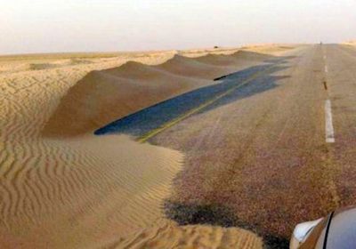 زحف الكثبان الرملية يغلق الطرق في مديرية رضوم