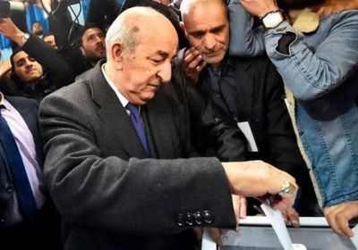 الرئيس الجزائري يدلي بصوته في الانتخابات التشريعية