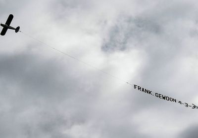 طائرة ملصق بها لافتة تنصح مدرب هولندا بطريقة اللعب في اليورو