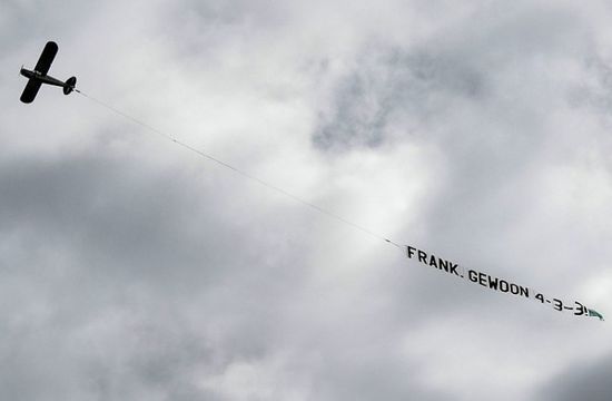 طائرة ملصق بها لافتة تنصح مدرب هولندا بطريقة اللعب في اليورو