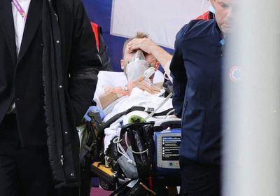 إريكسن يستعيد وعيه بعد سقوطه في مباراة فنلندا والدنمارك