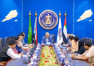 الزُبيدي: الانتقالي يبذل قصارى جهده للتخفيف عن أسر الشهداء