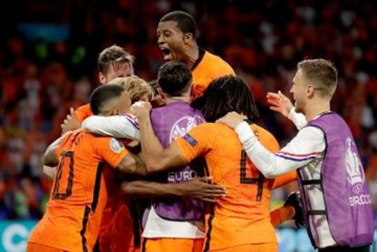 هولندا تحبط انتفاضة أوكرانيا وتنتصر بثلاثية في اليورو