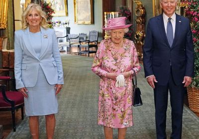 بايدن ينشر صورة تجمعه بملكة بريطانيا وزوجته