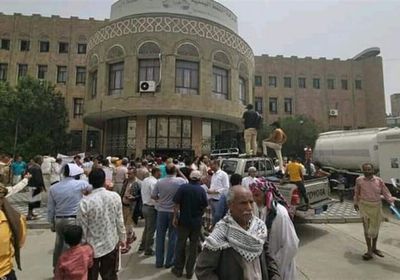 بمعاونة مليشياتهم.. الإخوان يسطون على وثائق محافظة تعز