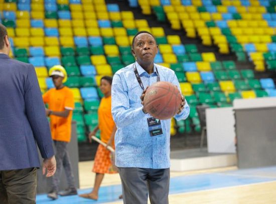 رئيس الاتحاد الدولي لكرة السلة يتنحى مؤقتا عن منصبه
