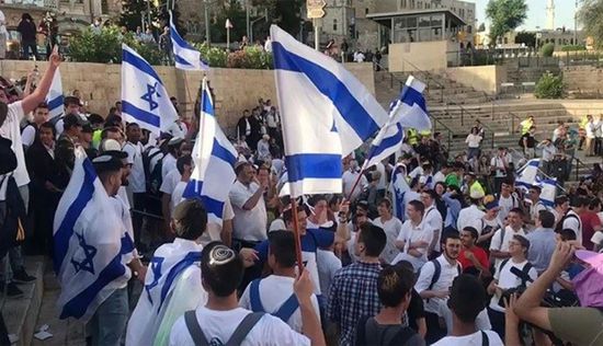 مسيرة الأعلام الإسرائيلية تصل إلى باب العامود.. ومظاهرات فلسطينية تندد