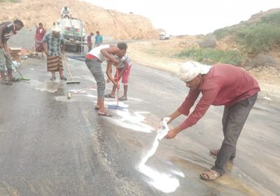 مواطنون يزيلون بقع تسرب النفط من عقبة النقبة بحبان