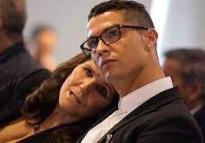 والدته: رونالدو أمامه 3 سنوات في الملاعب