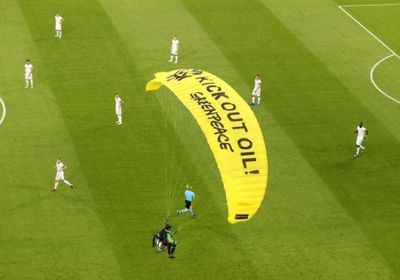 شرطة ميونخ تحقق في واقعة هبوط محتج لأرضية الملعب