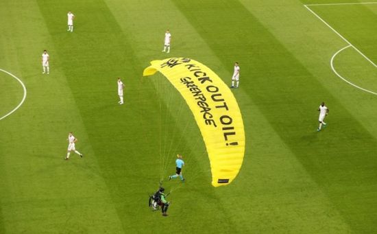 شرطة ميونخ تحقق في واقعة هبوط محتج لأرضية الملعب