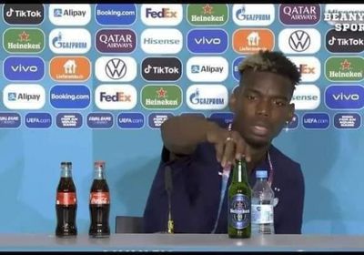 بوجبا يثير الجدل بإزاحة مشروب كحولي في المؤتمر الصحفي