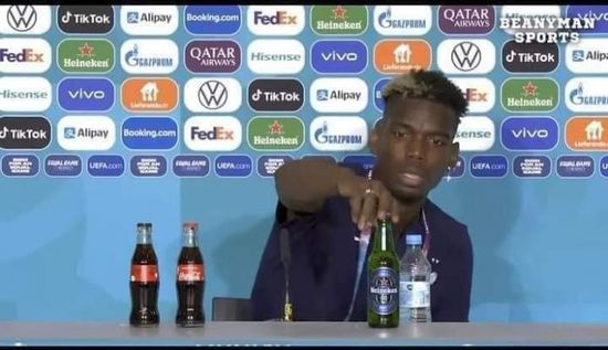 بوجبا يثير الجدل بإزاحة مشروب كحولي في المؤتمر الصحفي