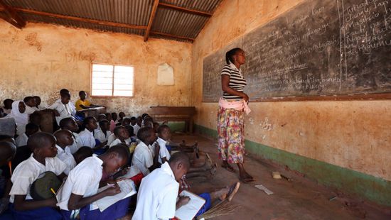 تزامنًا مع موجة ثالثة من كورونا.. زامبيا تُغلق المدارس