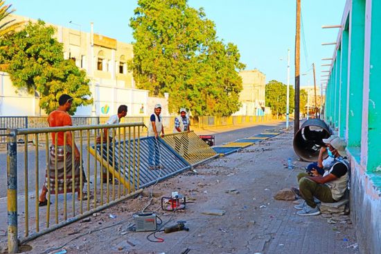 تركيب 240 مترًا من حواجز المشاة في كريتر