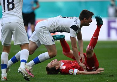 نجاة لاعب روسيا من إصابة كارثية