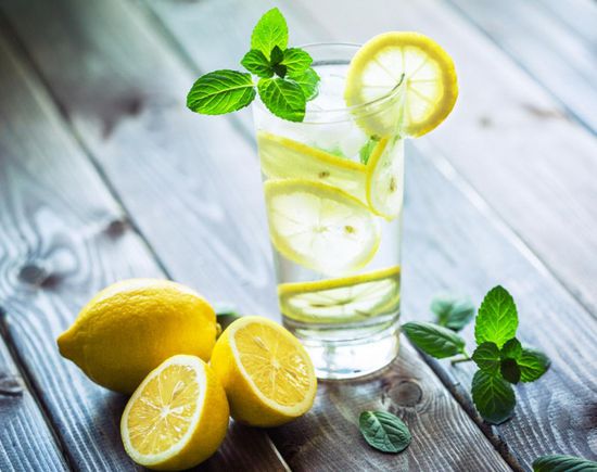فوائد تناول الليمون المخفف بالماء على وجبة الإفطار