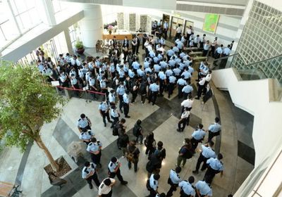  الشرطة الصينية تُداهم مقر صحيفة "آبل ديلي" المعارضة وتعتقل 5 مسؤولين