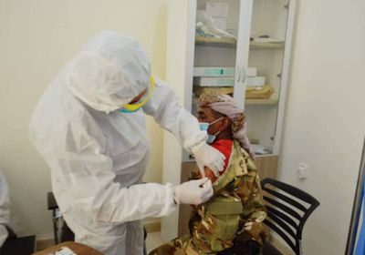 اللقاحات من الإمارات.. بدء تطعيم سكان سقطرى ضد كورونا