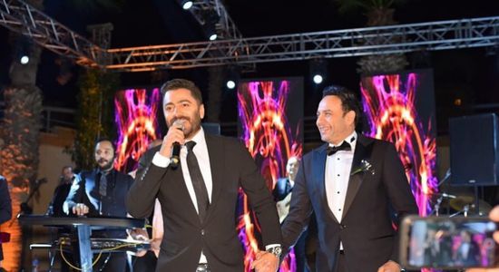 تامر حسني ينشر صوره من حفل زفاف نجل مصطفى قمر